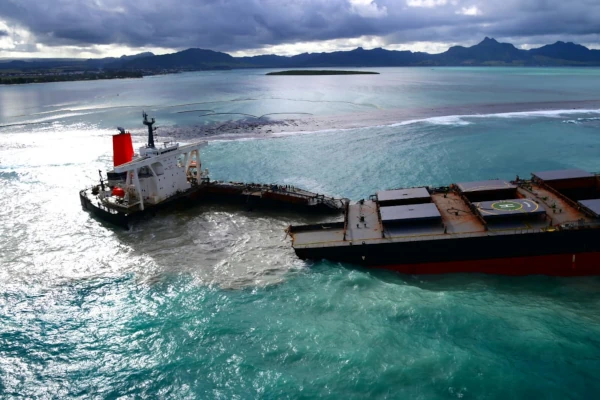 Epave éventrée du Wakashio sur la barrière de corail à Maurice (Photo: Wikipedia)