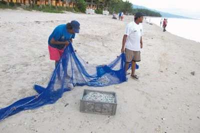 Pêcheurs et filets trémail pour la pêche aux capucins nains (Photo: RNMR)