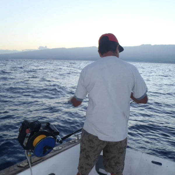 Pêcheur artisan côtier au petit matin (Photo: CRPMEM Réunion)