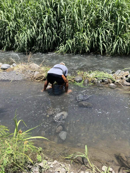 Un pêcheur à pied aménage son canal à bichiques (Photo: CRPMEM Réunion)