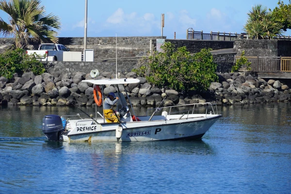 Une petite vedette de pêche artisanale côtière dans le port de Saint-Pierre (Photo: CRPMEM Réunion)