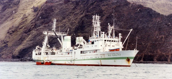 Le navire de pêche à la langouste Austral dans les eaux de l'île d'Amsterdam (Photo: SAPMER)