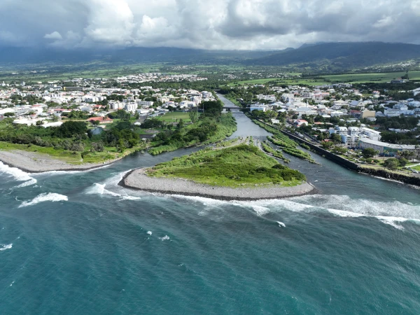 Embouchure de rivière dans l'Est de La Réunion (Photo drone: H. Grondin, OCEA)