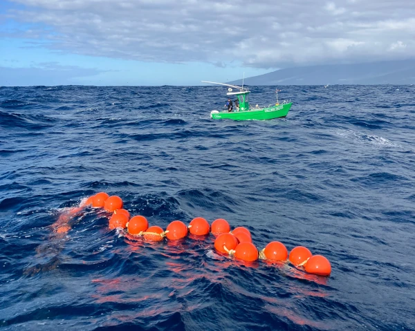 Un navire de pêche artisanale côtière devant un DCP ancré dans l'Est de La Réunion (Photo: CRPMEM Réunion)