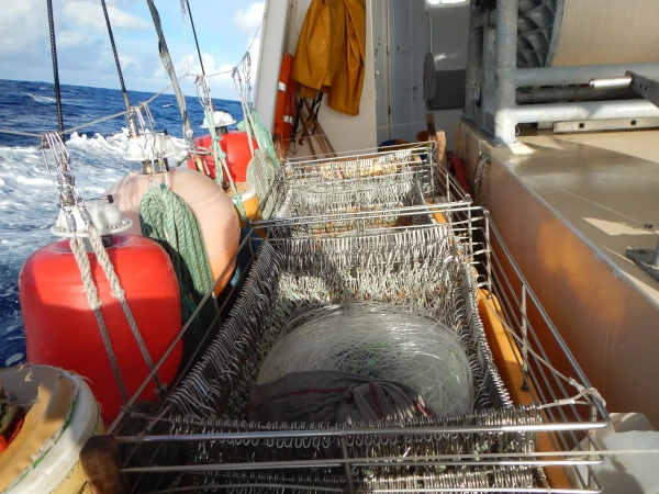 Caisses d'avançons et d'hameçons, et bouées sur le pont d'un palangrier hauturier réunionnais (Photo: CRPMEM Réunion)