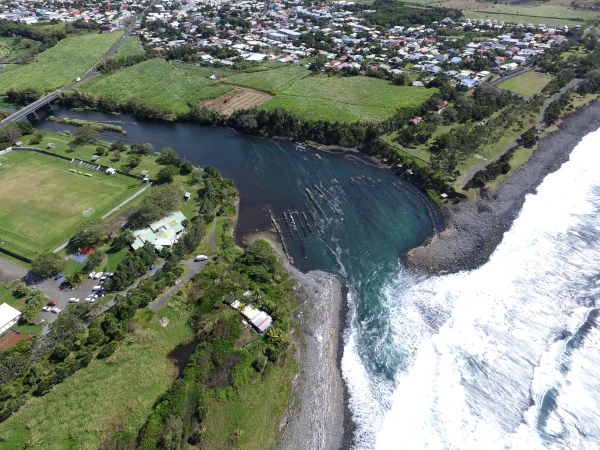 Vue drone des canaux de pêche aux bichique à l'embouchure de la Rivière des Roches à Bras Panon (Photo: H. Grondin, OCEA Consult)