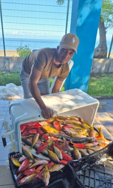 Un pêcheur artisan réunionnais et sa pêche de poissons démersaux (Photo: Facebook GIE de la Baie, 2025)