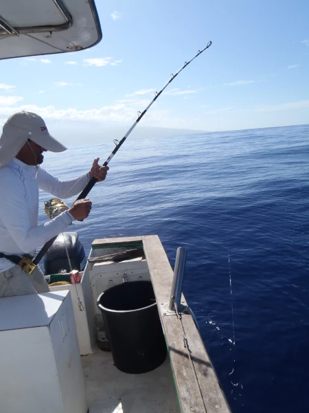 Un pêcheur artisan réunionnais remonte une capture prise à la ligne de traîne (Photo: CRPMEM Réunion)