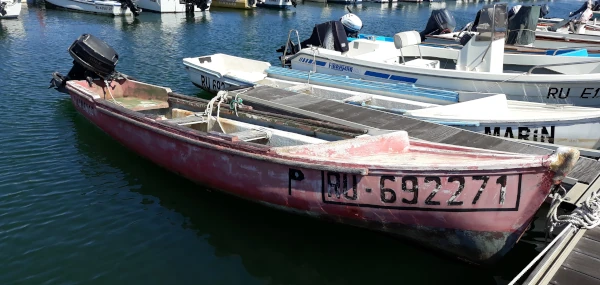 Une barque professionnelle amarée dans le port de Saint-Pierre (Photo: CRPMEM Réunion)