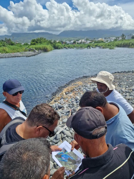 Discussions sur les canaux à bichiques (Photo: CRPMEM Réunion, projet PAPPAP 2026)