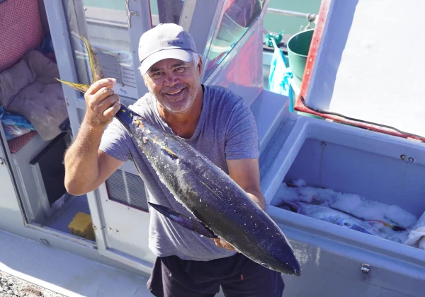 Un pêcheur artisan réunionnais montre sa capture de thon albacore (Photo: CRPMEM Réunion)