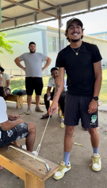 Un jeune découvre les noeuds de marin dans le cadre du projet PAP'MER (Photo: EAM Réunion)