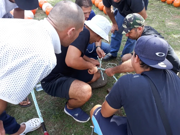 Pêcheurs artisans réunionnais montant un DCP ancré (Photo: CRPMEM Réunion)
