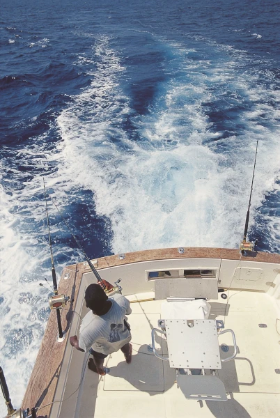 Lignes de traîne à l'arrière d'un navire de pêche au gros (Photo: CRPMEM Réunion)