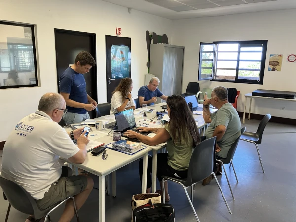 Les partenaires d'ACTIVE en réunion de travail (Photo: CRPMEM Réunion, projet ACTIVE 2026)