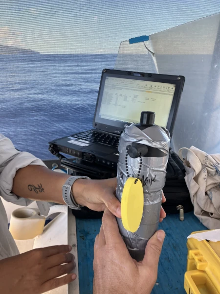 Récupération des données après le test de détection acoustique autour d'un DCP ancré (Photo: CRPMEM Réunion, projet AFICHÉ 2026))