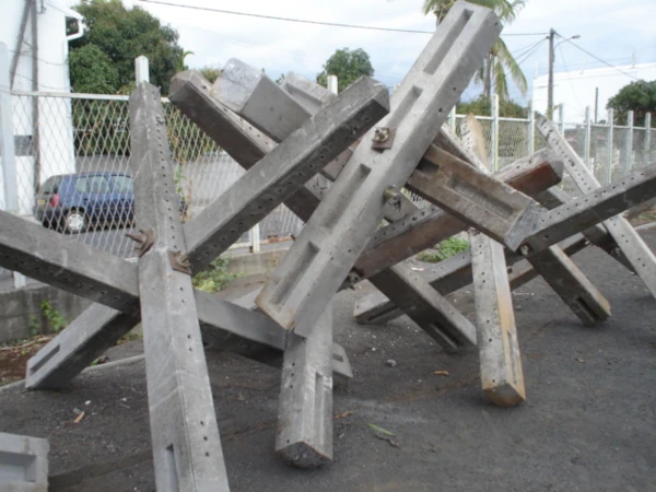 Structures en poteaux EDF recyclés du projet CORAIL Réunion (Photo: CRPMEM Réunion, 2008)