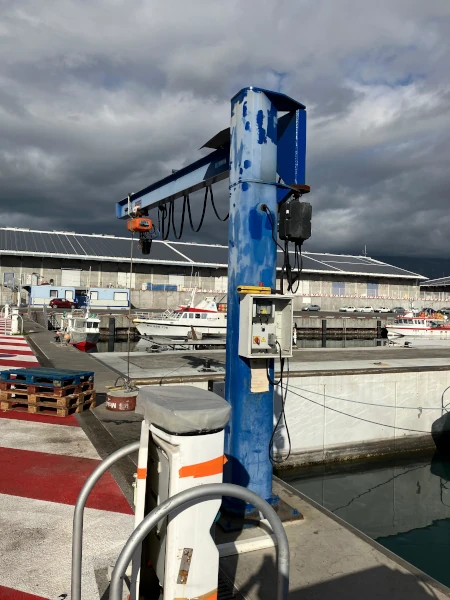La potence de débarquement sur la darse hauturière du port de la Pointe des Galets (Photo: CRPMEM Réunion, 2026)