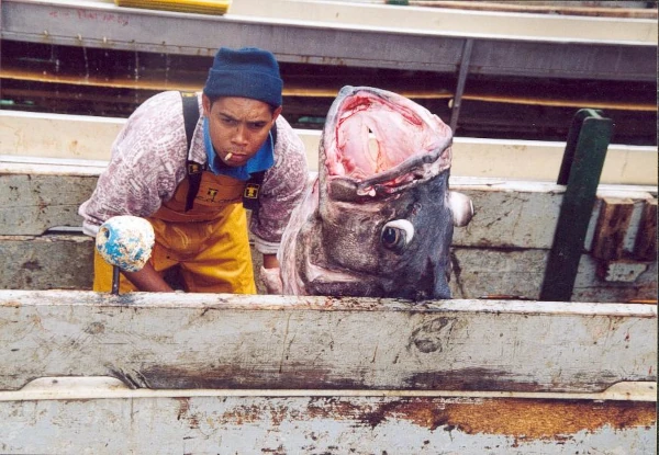 Un pêcheur de langouste bien connu et un impressionnant "cabot" à Saint-Paul (Photo: SAPMER)