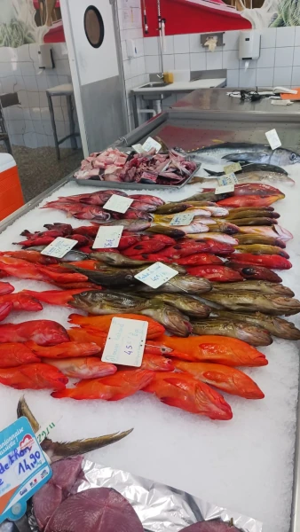 Un étal de poissons frais de pêche réunionnaise au GIE de Saint-Paul (Photo: CRPMEM Réunion, 2026)