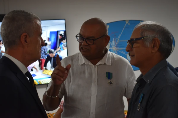 Le président Zitte s'adresse au Préfet de La Réunion Patrice Latron, en compagnie du pêcheur d'Etang Salé Félix Payet (Photo: CRPMEM Réunion, 2025)