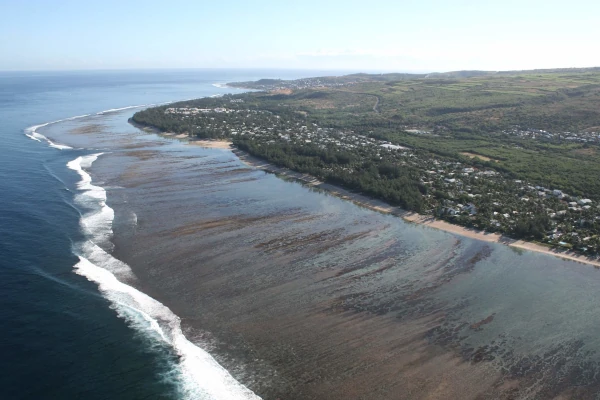 Vue aérienne du récif de La Saline les Bains (Photo: B. Cauvin, GIP RNMR 2009)