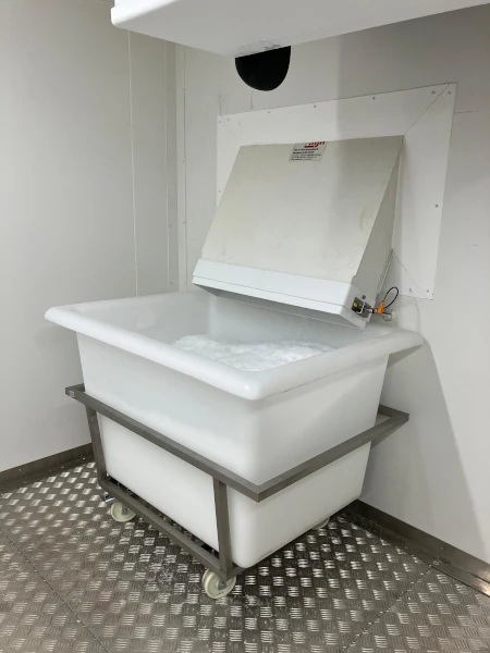 Glace de qualité disponible aux pêcheurs à Saint-Pierre (Photo: CRPMEM Réunion, 2026)