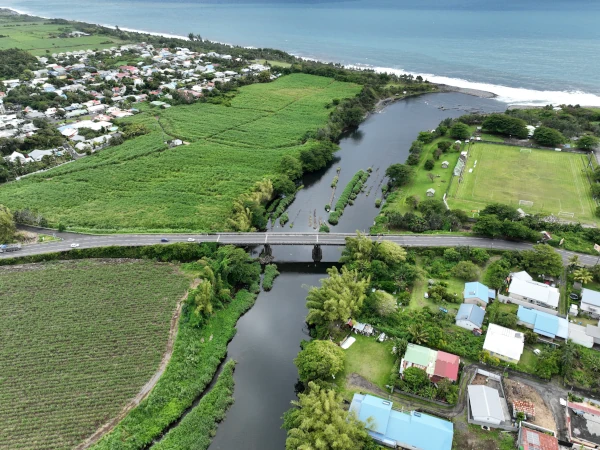 Embouchure de la Rivière des Roches (Photo drone: H. Grondin, OCEA' Consult)