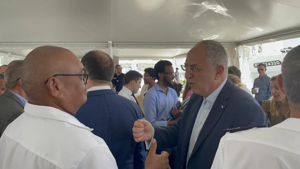 Le président Zitte en discussion avec Costa Kadis, Commissaire européen à la Pêche et aux Océans (Photo: CRPMEM Réunion, 2025)