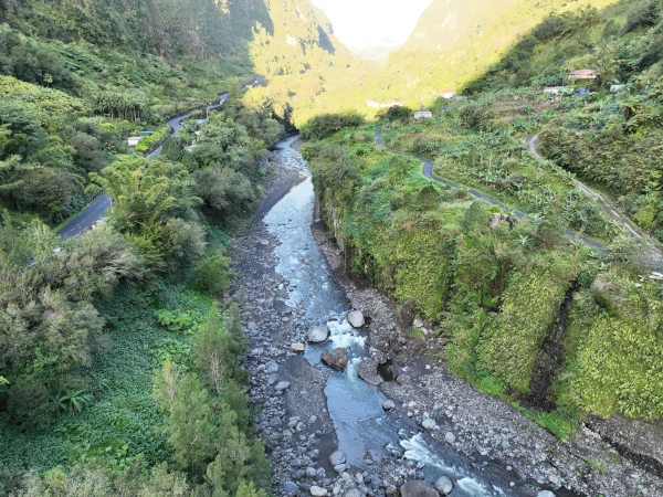 Cours intermédiaire entre remparts de la Rivière du Mât (Photo: OCEA' Consult)