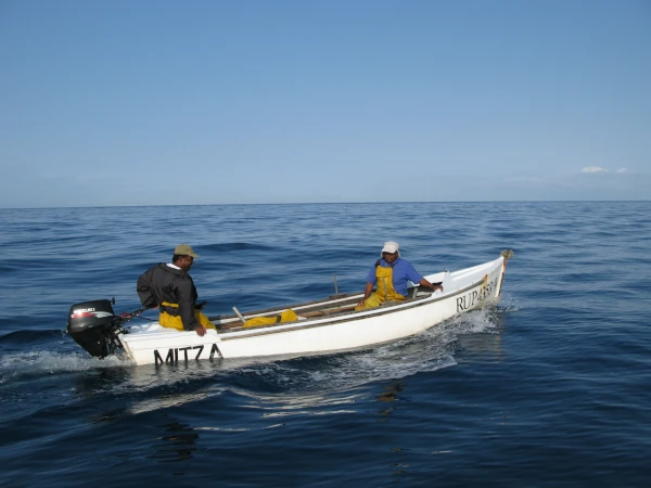Canot de pêche de plaisance dans le périmètre de la RNMR (Photo: B. Cauvin, GIP RNMR 2010)