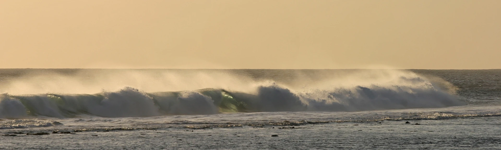 Vagues déferlant sur la barrière de corail, pente externe du récif corallien (Photo: CRPMEM Réunion)