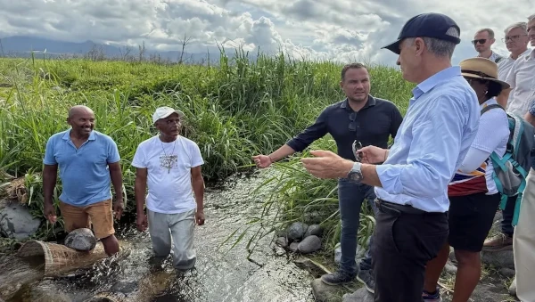 Le secrétaire général Ludovic Courtois avec les pêcheurs de bichiques et le Préfet de la Réunion Patrice Latron (Photo: CRPMEM Réunion, 2026)