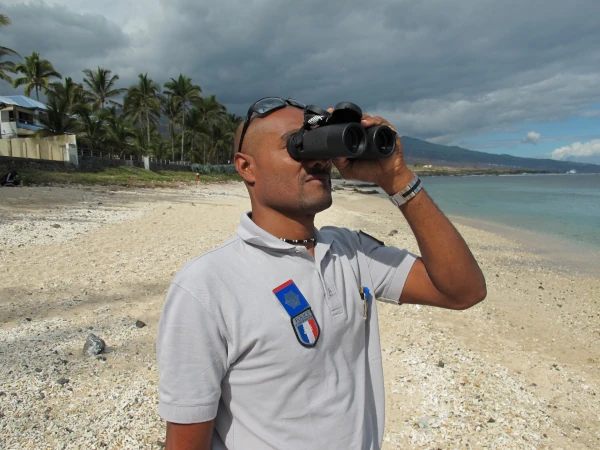 Un garde de la Réserve Marine en patrouille sur la plage de la Saline les Bains (Photo: B. Cauvin, GIP RNMR 2015)